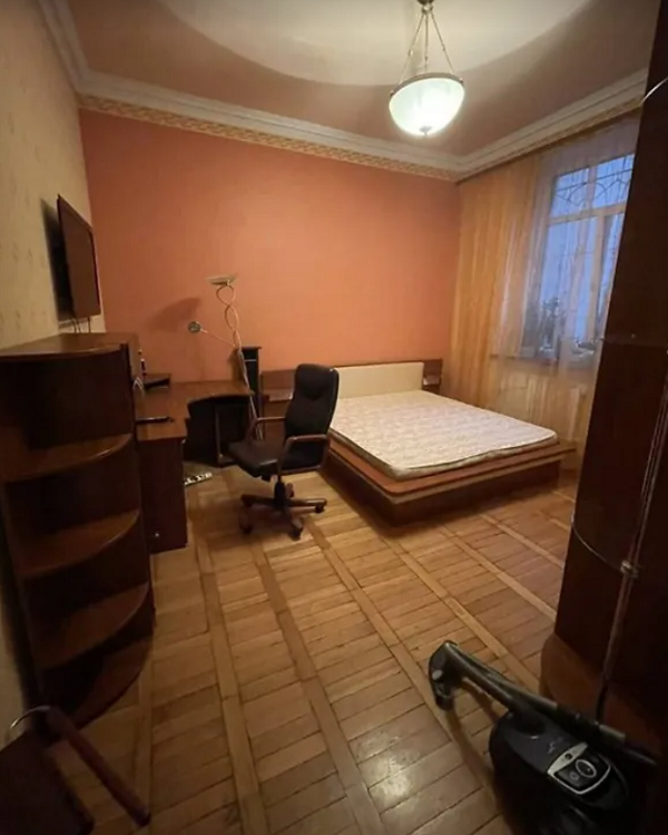 Продается трехкомнатная квартира по улице Пироговской