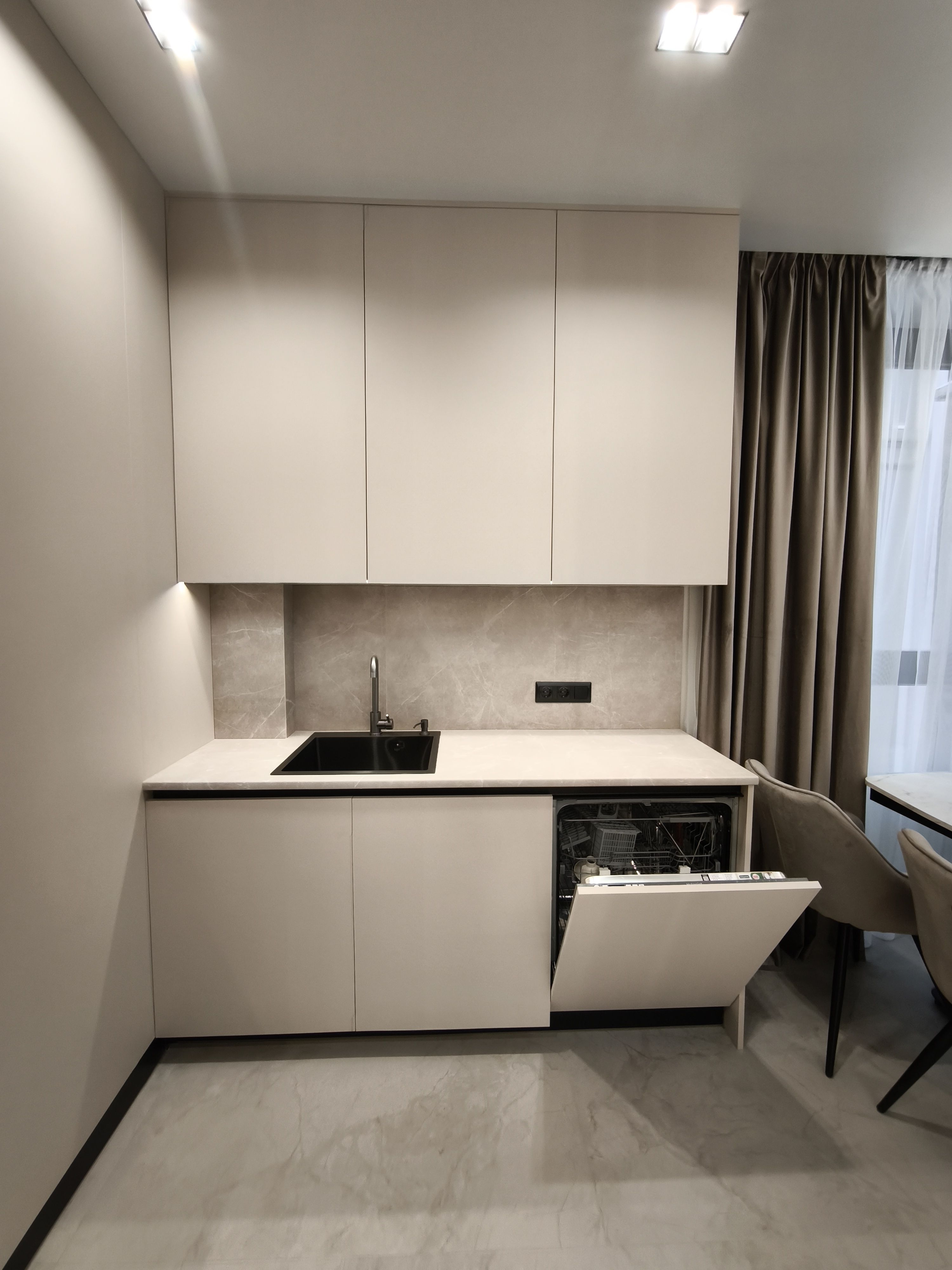 ТРЕХКОМНАТНАЯ КВАРТИРА С ВИДОМ НА МОРЕ В ЖК «Акрополь» (68м²) ID 53961 (Фото 3)