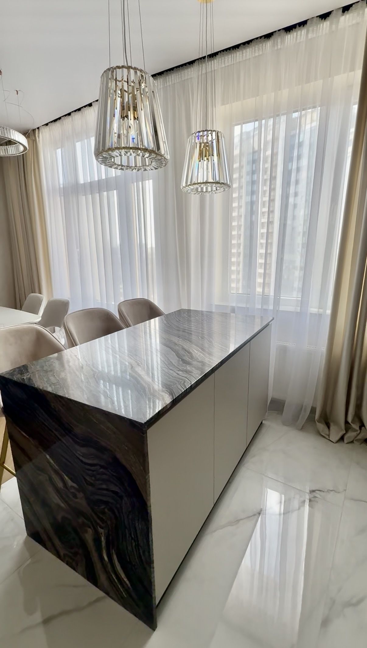 Продаётся  3-х спальневая квартира в ЖК "42 Жемчужина" с ремонтом ID 54126 (Фото 2)